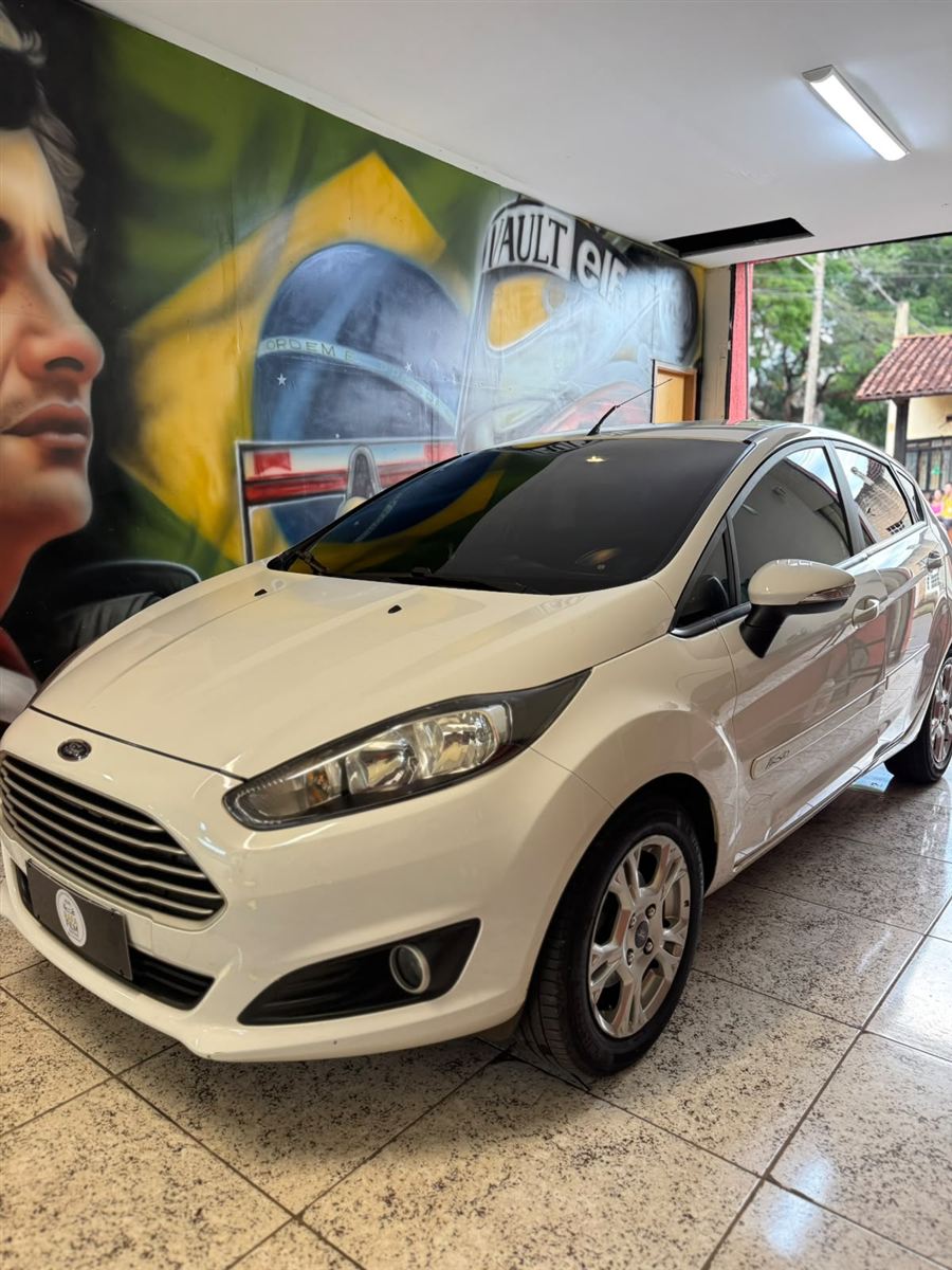 Ford Fiesta branco com insulfilm aplicado na Rafa Film, em Ribeirão Preto