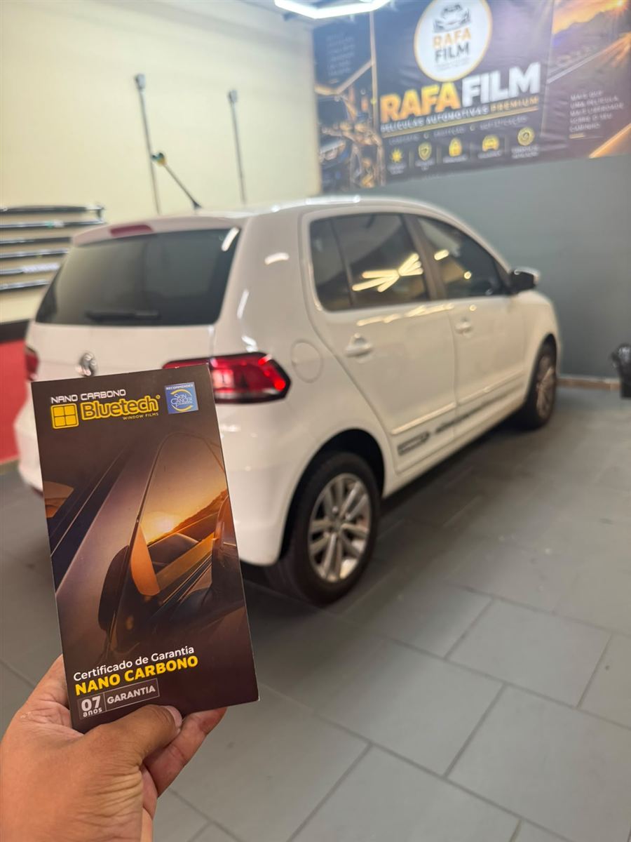 Certificado Bluetech Nano Carbono de 7 anos na frente de um VW Fox