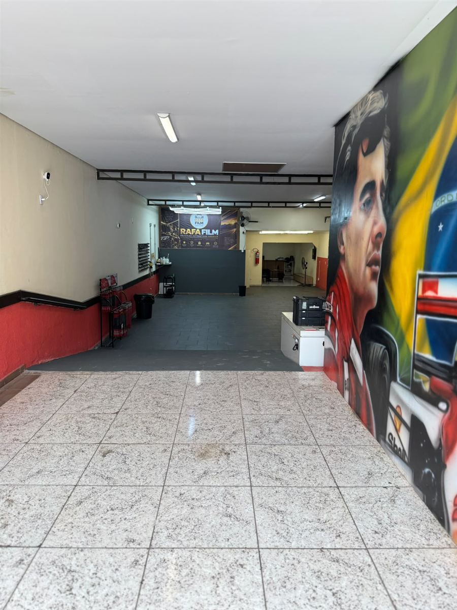 Interior da loja Rafa Film com mural do Ayrton Senna