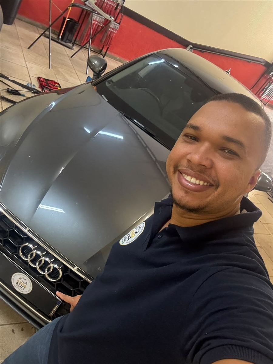 Rafael, da Rafa Film, ao lado de um Audi na loja