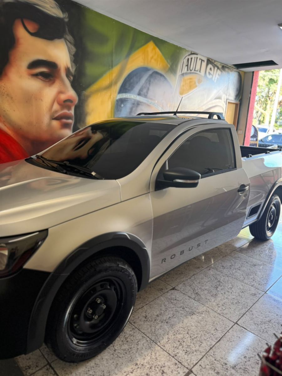 VW Saveiro Robust prata com película aplicada